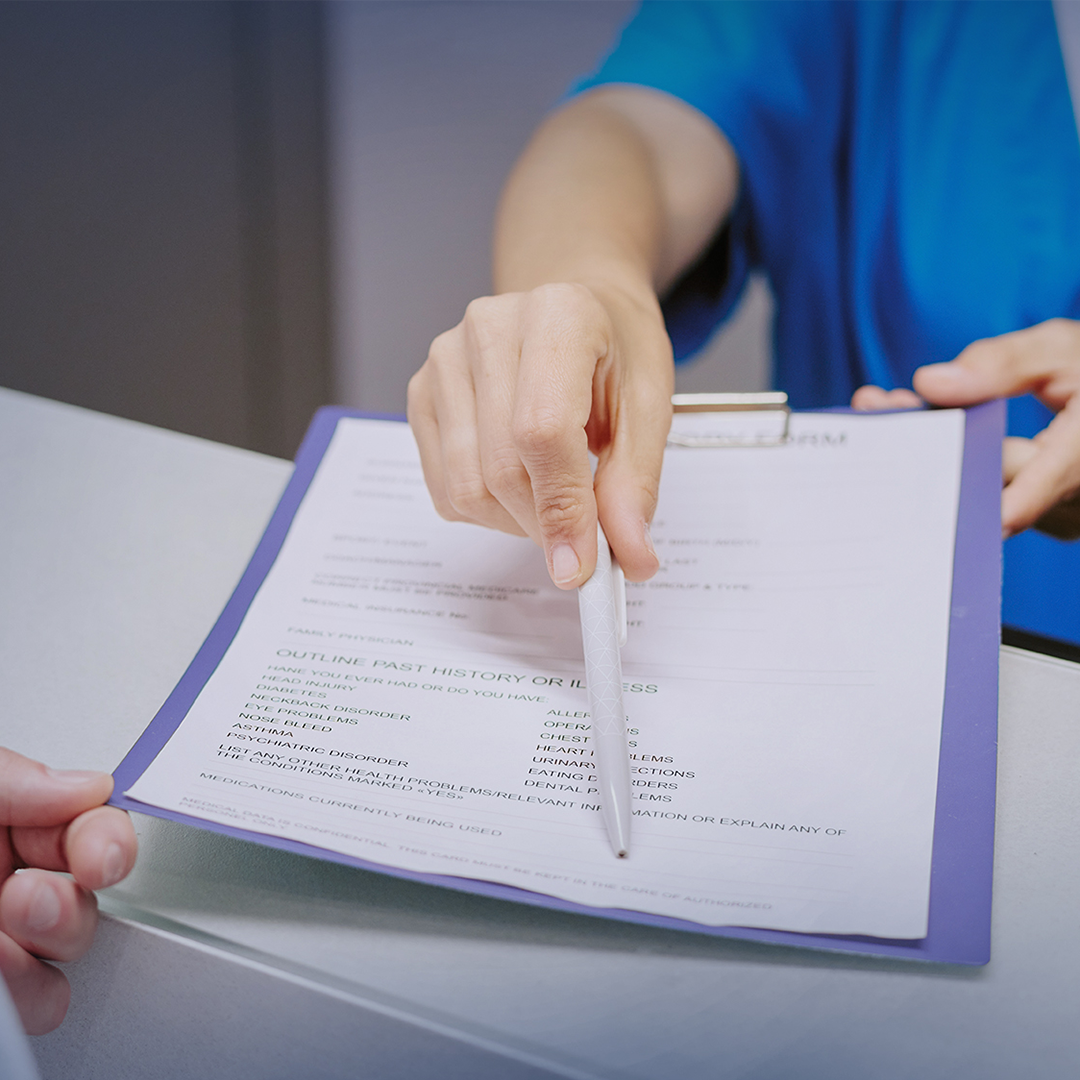 Online medical second opinion from global specialist doctors reviewing diagnosis and treatment